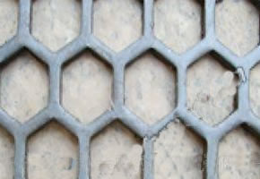 地面上摆放的一片六角冲孔网